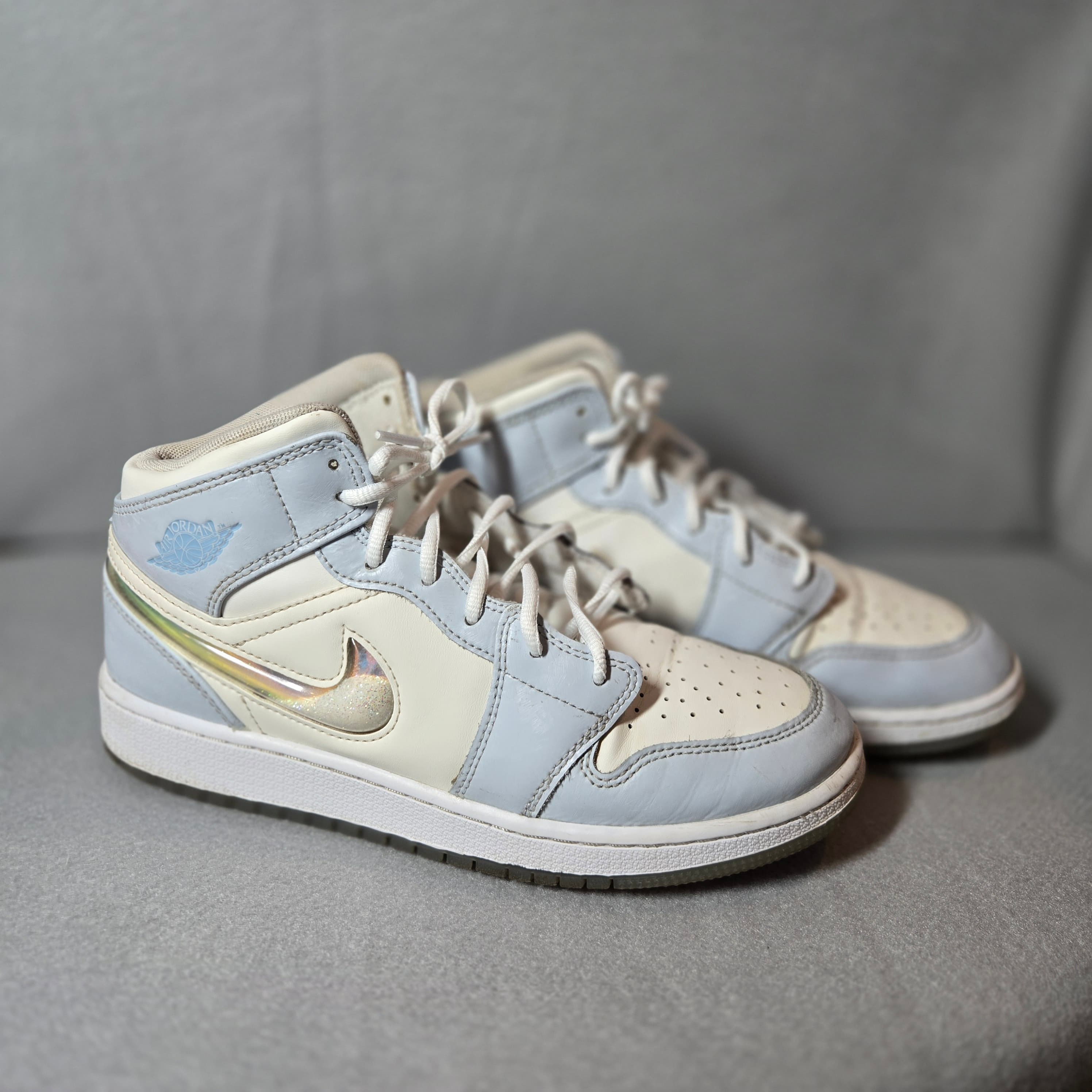 Nike Air Jordan 1 Mid SE GS Sneakers Size 7Y