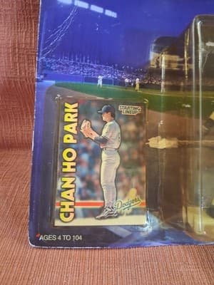 1999 Starting Lineup CHAN HO PARK Los Angeles Dodgers #61 Action Fig. & Card - Thumbnail 3