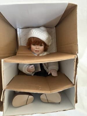DANBURY MINT "Kaitlyn" By Jeanne Singer Porcelain Irish Girl NWOB - Thumbnail 2
