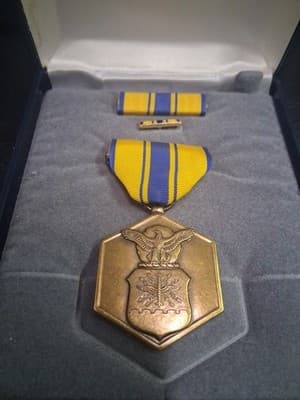 U.S. Air Force Commendation Medal With Bar and Ribbon In Presentation Case - Thumbnail 2