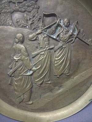 IMPRESSIVE EARLY 20c JAPANESE BRONZE HUNTING GARDEN SCENE WALL PLAQUE PLATTER - Thumbnail 5