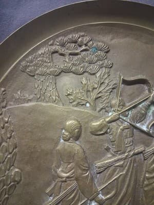 IMPRESSIVE EARLY 20c JAPANESE BRONZE HUNTING GARDEN SCENE WALL PLAQUE PLATTER - Thumbnail 4