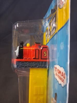 PEZ Thomas & Friends - #5 James Red Tank Engine Yellow Dispenser (2009) - NEW - Thumbnail 2