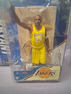 2006 MCFARLANE NBA SERIES 11 KOBE BRYANT LA LAKERS YELLOW JERSEY VARIANT - Thumbnail 2