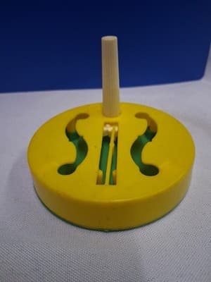 Vintage Party Noisemaker – rotate for classic clicking sound Yellow - Thumbnail 5