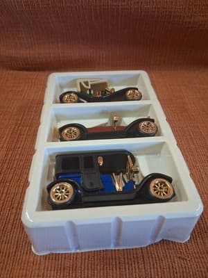 Vintage Style Diecast Car Set Classic Antique Models Gold Wheels 3pc - Thumbnail 3