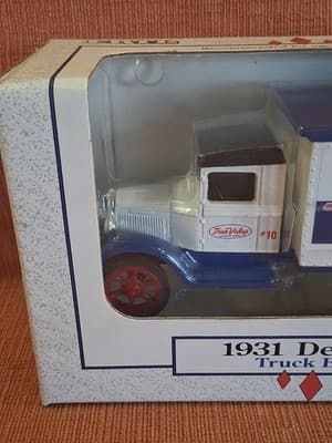 ERTL TRUE VALUE 10TH ANNIVERSARY 1931 DELIVERY LOCKING COIN BANK #9501 - Thumbnail 2