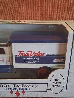 ERTL TRUE VALUE 10TH ANNIVERSARY 1931 DELIVERY LOCKING COIN BANK #9501 - Thumbnail 3