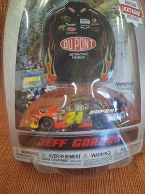 2010 Jeff Gordon 1/64 Winners Circle NASCAR Dupont Uniform BRAND NEW - Thumbnail 2