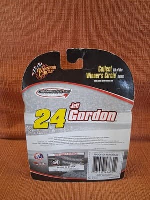 JEFF GORDON #24 DUPONT 2006 1/64 DIECAST W/ HOOD MAGNET DISPLAY - Thumbnail 3