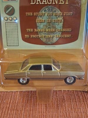 Johnny Lightning Hollywood On Wheels Dragnet 1/64 Gold 1967 Ford Fairlane 500 - Thumbnail 3