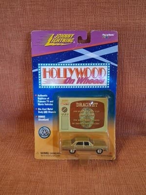 Johnny Lightning Hollywood On Wheels Dragnet 1/64 Gold 1967 Ford Fairlane 500