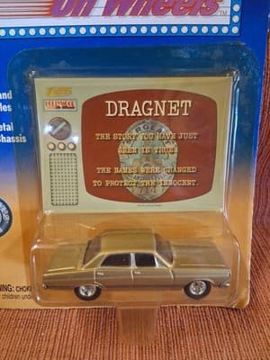 Johnny Lightning Hollywood On Wheels Dragnet 1/64 Gold 1967 Ford Fairlane 500 - Thumbnail 2