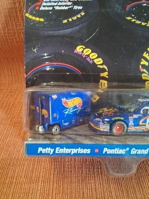 1999 Hot Wheels Racing Pit Crew #44 Kyle Petty Hot Wheels 1/64 Z25- - Thumbnail 2