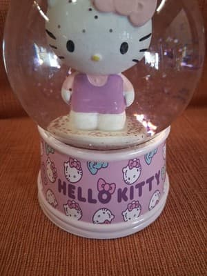 Sanrio Hello Kitty Pink Glitter Snow Globe - Thumbnail 3