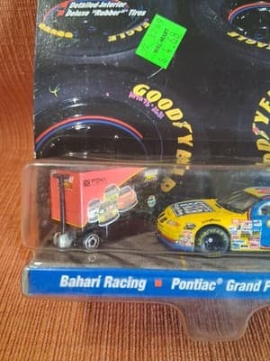Hot Wheels #30 Bahari Racing 1999 State Fair Corn Dogs Pit Crew 1 :64 NIB - Thumbnail 3