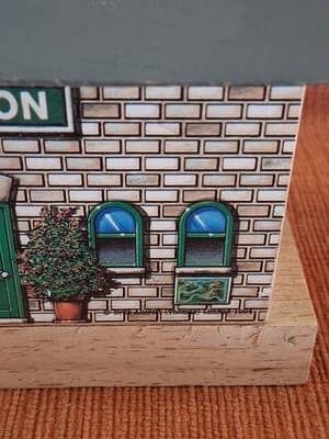 RARE Vintage Thomas & Friends Wooden Train ELLSBRIDGE STATION Set 1994 - Thumbnail 9