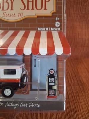 Greenlight 1:64 Hobby Shop Series 10 1967 Nissan Patrol Vintage Gas Pump - Thumbnail 3