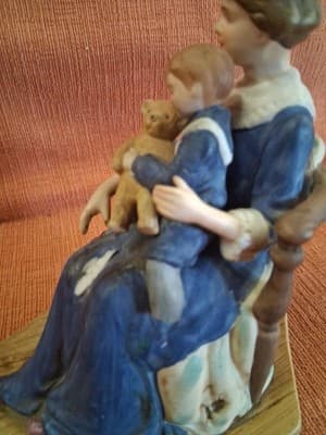Norman Rockwell "Bedtime" Artnart Imports Figurine '1981 Mom holding Child - Thumbnail 5