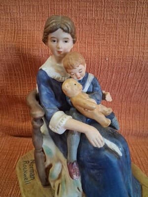 Norman Rockwell "Bedtime" Artnart Imports Figurine '1981 Mom holding Child - Thumbnail 2
