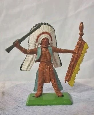 Britains LTD Deetail Wild West Indian Chief figure Gun & Spear 1971 Metal Base