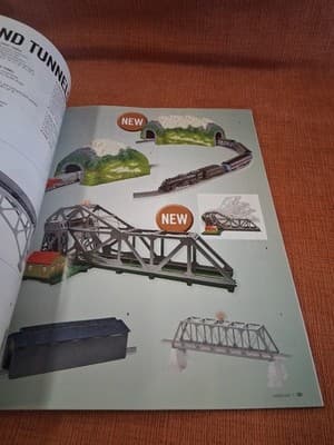 Lionel Signature Edition Volume One 2010 softcover catalogue book - Thumbnail 4