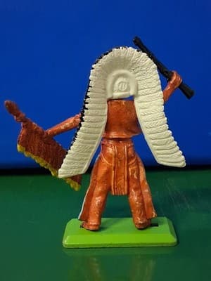 Britains LTD Deetail Wild West Indian Chief figure Gun & Spear 1971 Metal Base - Thumbnail 3