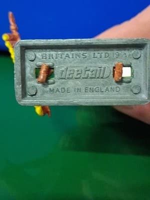 Britains LTD Deetail Wild West Indian Chief figure Gun & Spear 1971 Metal Base - Thumbnail 5