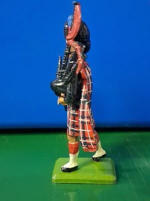 BRITAINS BLACKWATCH REGIMENTAL BAGPIPER PIPER METAL TOY SOLDIER FIGURE 1990 - Thumbnail 4