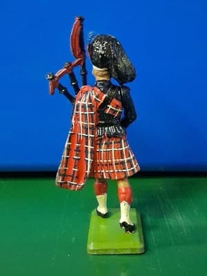 BRITAINS BLACKWATCH REGIMENTAL BAGPIPER PIPER METAL TOY SOLDIER FIGURE 1990 - Thumbnail 3