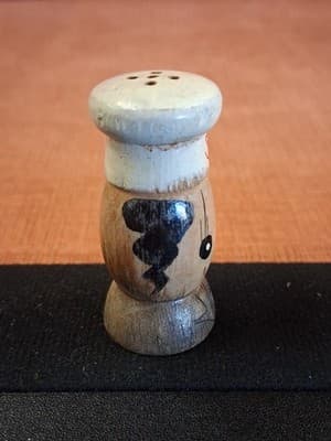 Vintage 1950s Wood Chef Salt & Pepper Shaker Set 2.5" mini - Thumbnail 4