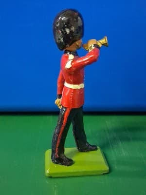 Royal British Foot Guards - Bearskin Hat Diecast Figure Britains England 1988 - Thumbnail 4