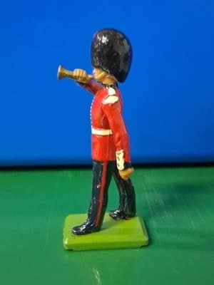 Royal British Foot Guards - Bearskin Hat Diecast Figure Britains England 1988 - Thumbnail 2