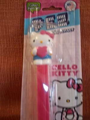 Hello Kitty Candy and dispenser 2013 Set (Pez) Rare Blue Dress Holding Heart - Thumbnail 2