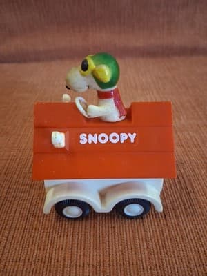 Snoopy 1975 Vintage Aviva Toy Co. Peanuts. Snoopy on Dog House, Friction Toy - Thumbnail 3