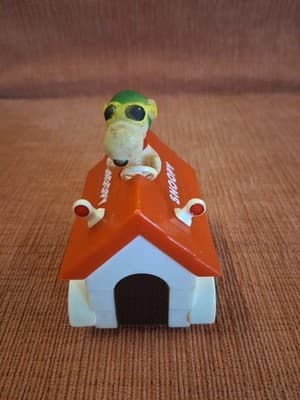 Snoopy 1975 Vintage Aviva Toy Co. Peanuts. Snoopy on Dog House, Friction Toy - Thumbnail 2