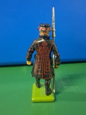 Britains 1988 Yeoman Warder Figure - Thumbnail 3