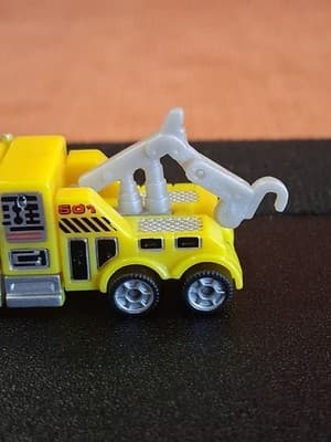 Hot Wheels Micro Planet Yellow Tow Truck "Tow Patrol" Loose 1997 - Thumbnail 4