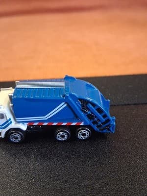 Hasbro Micro Machines City Streets Garbage Truck - Thumbnail 2