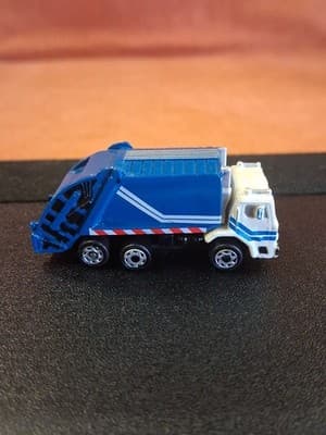 Hasbro Micro Machines City Streets Garbage Truck - Thumbnail 4