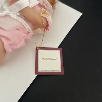 HANDFUL OF HEAVEN Ashton-Drake Galleries vinyl doll Heavenly Handfuls Collection - Thumbnail 4