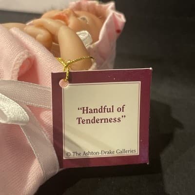 Ashton-Drake Galleries "Handful of Tenderness" Baby Doll Sweet as You Please - Thumbnail 3