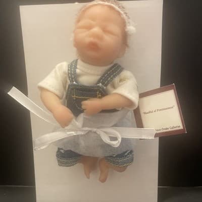 ASHTON DRAKE tiny baby Doll. Nib, COA, "Handful Of Preciousness “ - Thumbnail 2