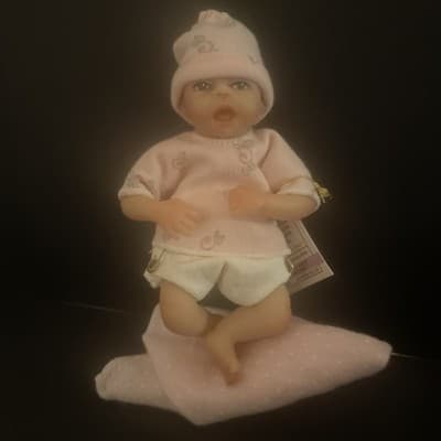 The Ashton-Drake Galleries Vinyl Doll "Handfull of Joy" Collectable - Thumbnail 2
