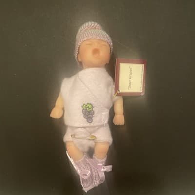 SOUR GRAPES 4 INCHE BABY DOLL FROM ASHTON DRAKE GALLERIES MINT IN SHIPPER - Thumbnail 2