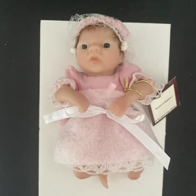 New The Ashton-Drake Galleries - "handful Of Happiness Mini Vinyl Doll - Thumbnail 2