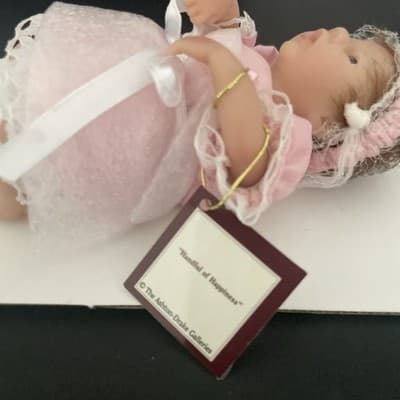 New The Ashton-Drake Galleries - "handful Of Happiness Mini Vinyl Doll - Thumbnail 3