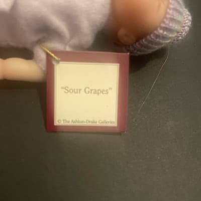 SOUR GRAPES 4 INCHE BABY DOLL FROM ASHTON DRAKE GALLERIES MINT IN SHIPPER - Thumbnail 3