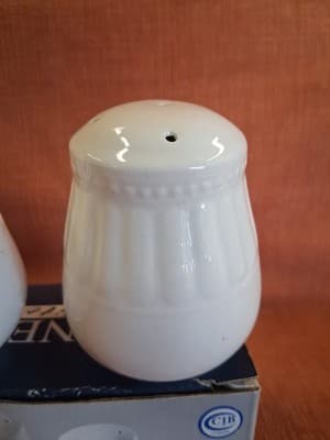 ONEIDA Ariel Salt & Pepper Shakers Dishwasher-Safe White Stoneware NEW IN BOX - Thumbnail 3
