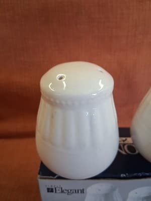ONEIDA Ariel Salt & Pepper Shakers Dishwasher-Safe White Stoneware NEW IN BOX - Thumbnail 2